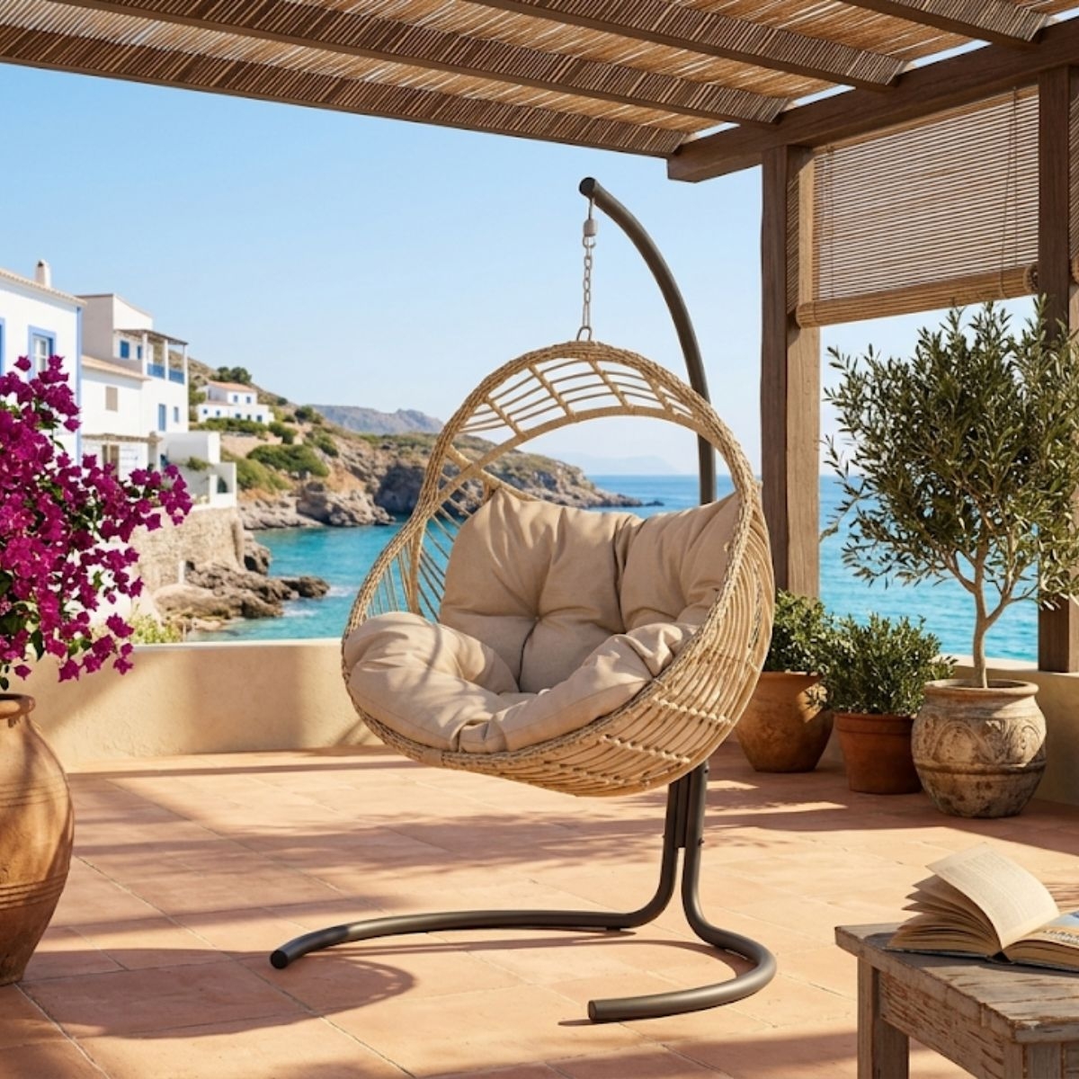 Chaise pendante Rodos installée sur une terrasse face à la mer